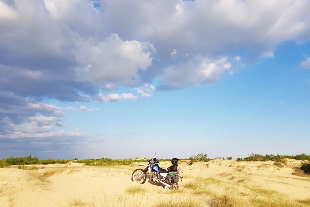 Мотоцикл на фоне Олешковских песков